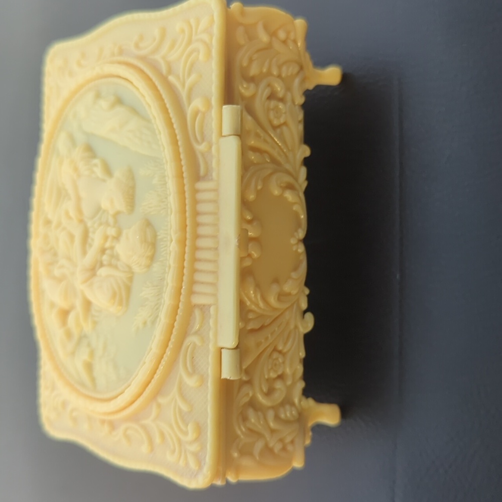 Plastic/Celluloid Jewelry Box - Picture 4 of 6